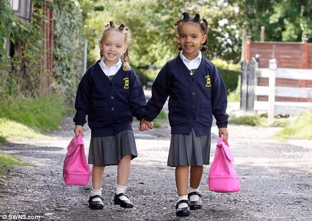 Cap song sinh khac mau da khien thay co bat ngo khi den lop