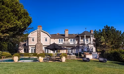  Ngôi biệt thự được miêu tả là "một góc Hamptons tại LA". Jessica thường ca ngợi, đó là niềm mơ ước lâu nay của cô, một ngôi nhà theo phong cách Hamptons sang trọng lại nằm ở vùng khí hậu nắng ấm thường xuyên của Los Angeles.