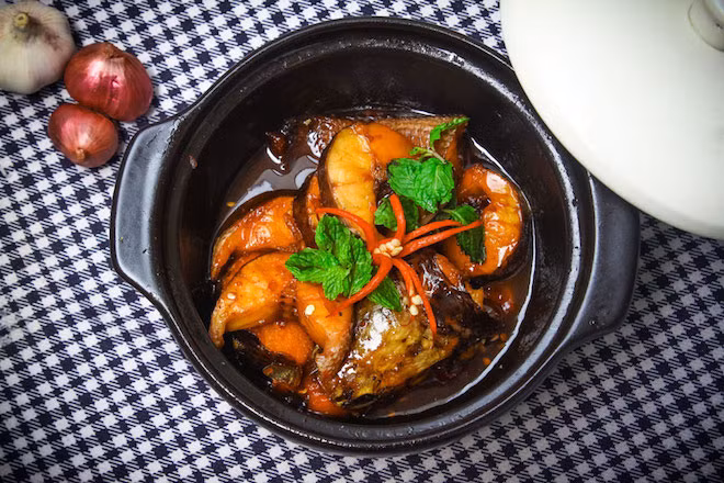 Cá cháy kho Trà Ôn: Cá cháy là loài cá có nhiều xương, thịt rất ngọt, thường được đem nướng, chiên hoặc kho mặn ăn với cơm trắng. Hơn nữa trứng cá cháy lại rất béo và bổ, là món ăn rất hấp dẫn và khó quên đối với nhiều người. 