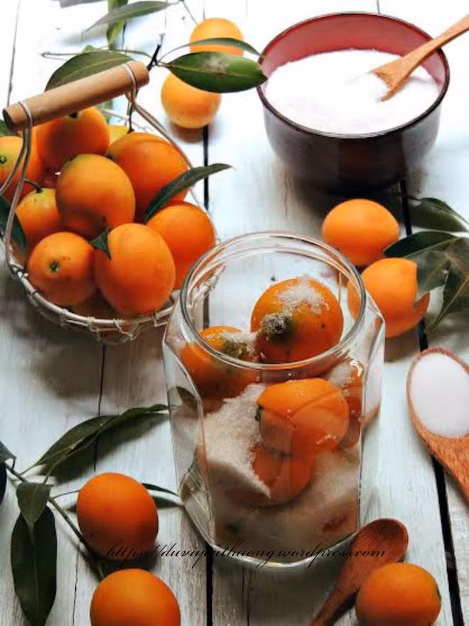 Thanh trà: Thanh trà có hai loại là quả chua và quả ngọt. Quả chua thì vỏ cứng, giòn, chấm muối ớt ăn cùng, hoặc vào mùa hè thì người ta thường dầm đường để làm thành nước giải khát chua ngọt. Còn quả ngọt thì vỏ mềm, thịt ngọt nước, có thể đem làm mứt. Những người nội trợ cũng có khi thích dùng thanh trà làm canh chua.