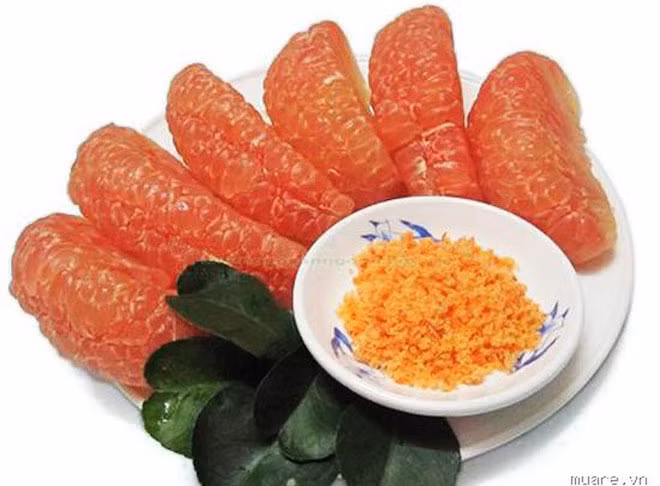 Bưởi Năm Roi Bình Minh: Đặc sản Vĩnh Long nhắc tới là bưởi Năm Roi có dạng giống quả lê hoặc hơi tròn, vỏ ngoài dầy và có màu xanh hơi vàng. Khi chín, bưởi có màu vàng, trên vỏ nổi nhiều tuyến dầu. Múi bưởi Năm Roi lớn, mọng nước màu vàng nhạt, có hương vị ngọt thanh rất dễ chịu. 