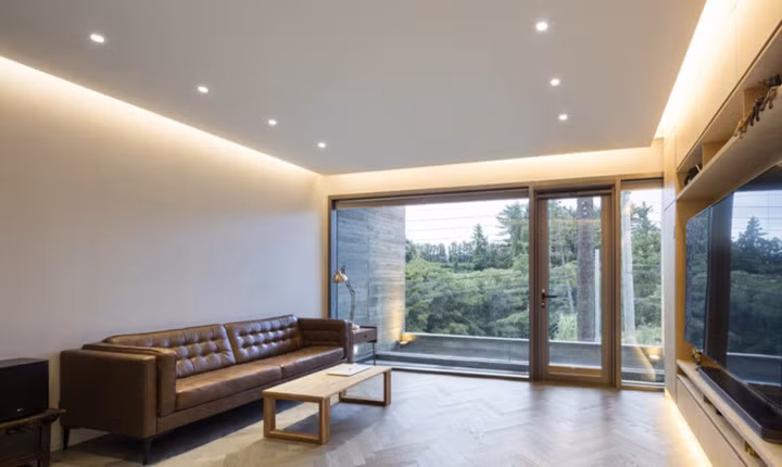 Thiết kế phòng khách thoáng mát và thoải mái với phong cách hiện đại. Với một mặt là tường kính, từ phòng khách, chủ nhân có thể ngắm nhìn cảnh vật xung quanh. 