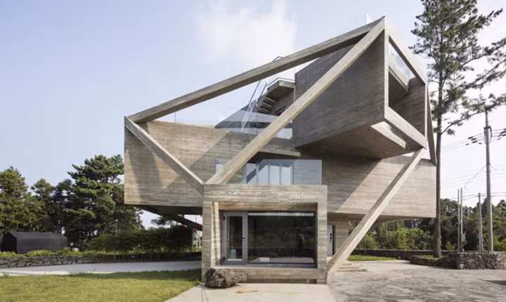 Tuy nhiên, theo thời gian, thiết kế ban đầu đã biến ngôi nhà với các khối xếp chồng lên nhau được hỗ trợ với dầm bê tông.