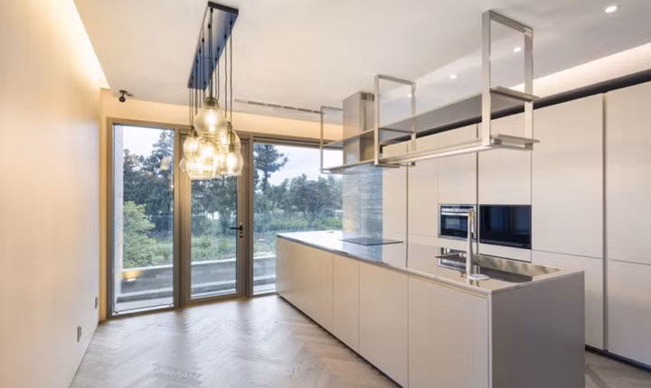 Các phòng trong nhà đều đã có một phần ánh sáng tự nhiên, phong cách hiện đại.