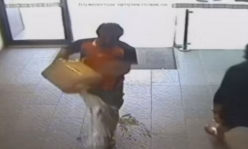 Video: Do xang dot ngan hang, khong ngo “gay ong dap lung ong”