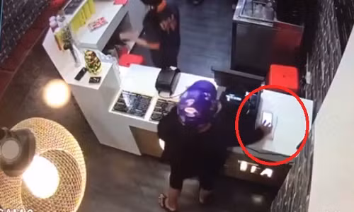 Video: Man cuom dien thoai tinh vi cua “nu quai” trong cua hang
