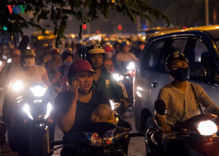 Những ánh mắt đờ đẫn đợi chờ từng lần nhích bánh của xe buýt trên đoạn đường Giải Phóng tắc cứng. 