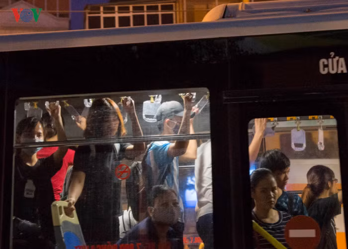 Một số hình ảnh trên xe buýt tại Hà Nội trong tình trạng kẹt xe khi người dân ùn ùn về quê dịp nghỉ Lễ 2/9. 