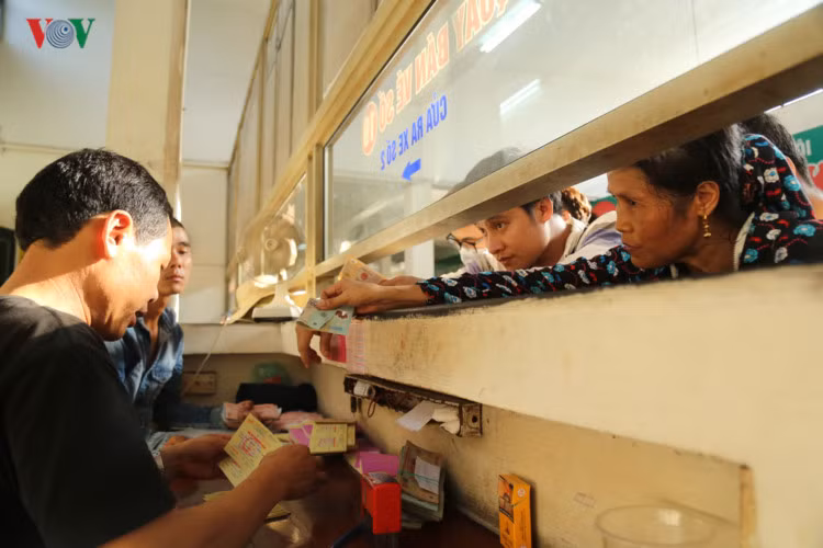 ... cơ hội lên xe cũng chẳng phải dễ dàng. Người trên, kẻ dưới... nối đuôi nhau trên đường, trong bến xe 