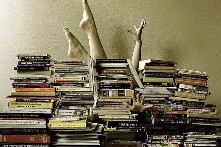 Hội chứng Bibliomania (Sưu tầm quá nhiều sách): Hội chứng này là một rối loạn ám ảnh ép buộc, liên quan đến việc thu thập sách để chỉ ra nơi nào mà các mối quan hệ xã hội hoặc sức khỏe đang xuống cấp. Việc mua rất nhiều bản sao của cùng một cuốn sách, nhà xuất bản và tích lũy chúng ngoài khả năng sử dụng hoặc đọc thường là triệu chứng của Bibliomania. 