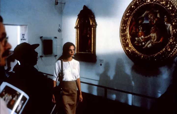 Hội chứng Stendhal (bị sốc vì cái đẹp): Một số người khi tiếp xúc với các tác phẩm nghệ thuật có thể gặp ảo giác, lú lẫn, chóng mặt và tim đập nhanh, đặc biệt là khi có dịp chiêm ngưỡng kiệt tác được đánh giá là "vô cùng ấn tượng". Người ta gọi đó là hội chứng Stendhal. Vào thế kỷ XIX, một tác giả người Pháp có tên Stendhal đã viết cuốn sách thuật lại những cảm giác của bản thân giống như trên khi đến nhiều thành phố của Italy du lịch. Năm 1979, các bác sĩ thần kinh đã "mổ xẻ" cuốn sách của Stendhal và họ kinh ngạc phát hiện hàng trăm trường hợp khách du lịch khi đến Italy chiêm ngưỡng những tuyệt tác nghệ thuật đã mắc phải hội chứng kỳ lạ trên. 