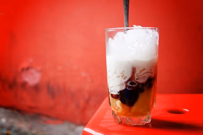  Chè: Món tráng miệng ngọt ngào này có số lượng nguyên liệu tùy thuộc theo sở thích của người ăn. Bạn có thể chọn đỗ xanh, đỗ đen, thạch, hoa quả... thêm cốt dừa và đá xay, vậy là đã có một ly chè ngon tuyệt và mát mẻ. Ảnh: Zing.