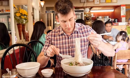 Ngoài vị ngon thanh thoát, phở còn có giá hợp túi tiền. Trong đó, bánh phở được chan nước dùng ninh từ xương, thêm thịt thái mỏng, ăn kèm chút dấm ớt, rau thơm hay chanh tùy khẩu vị từng người. Món ăn này cũng được nhiều người Việt Nam đem ra các quốc gia khác. Hầu như cứ quốc gia nào có cộng đồng người Việt sinh sống, bạn cũng có thể tìm thấy một quán phở. Ảnh: Authentic Food Quest. 