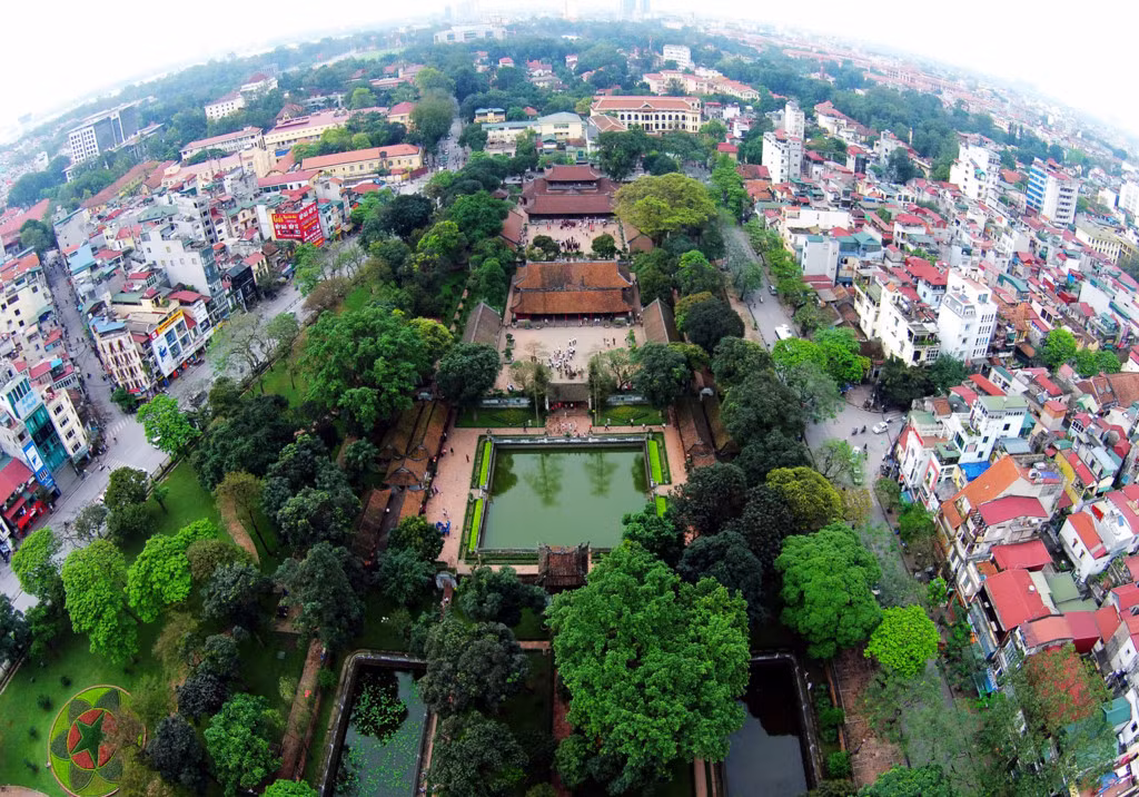 Hà Nội: Thủ đô của Việt Nam có nhiều điểm tham quan hấp dẫn, như khu phố cổ với kiến trúc đan xen hài hòa giữa cổ điển và hiện đại. Thành phố này có lịch sử lâu đời, cùng nhiều hồ nước, công viên, phố phường nhộn nhịp, và hơn 600 đền chùa cho du khách khám phá. Ngoài ra, nơi đây còn có ẩm thực phong phú và hấp dẫn. Ảnh: Zing. 