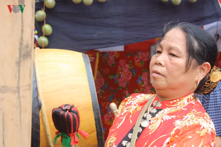 Các đội thi, du khách, ai ai cũng hòa mình vào trong không khí đông vui, nhộn nhịp ấy. Tất cả tạo nên một bức tranh nhiều màu sắc. 