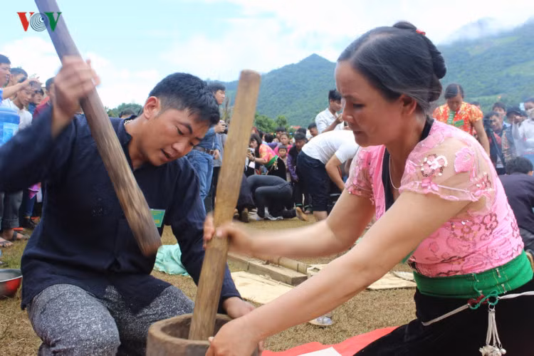 Các đội thi phải lấy thóc, giã thành gạo. Tiếp đến tự lấy lửa từ những vật dụng đơn sơ, đây cũng là giai đoạn khó khăn nhất trong phần thi