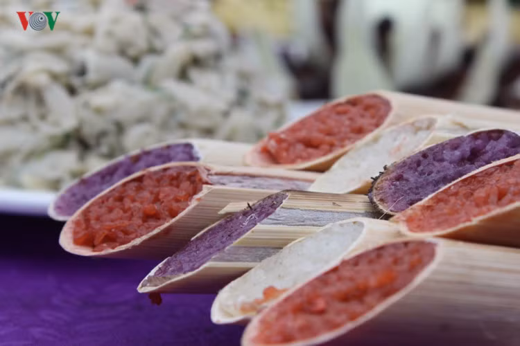 Sau khi lấy lửa, nấu cơm, các đội thi trình bày những ống cơm lam bắt mắt. Màu sắc của cơm, xôi được nhuộm từ những lá rừng. 