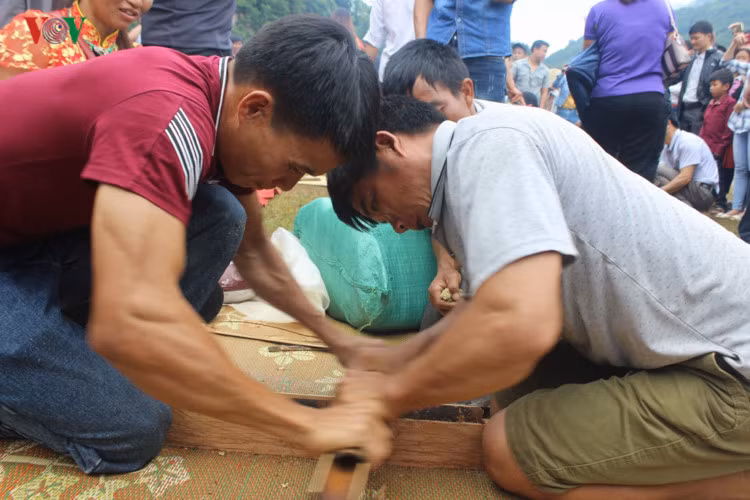 Bên cạnh đó là phần thi nấu cơm.