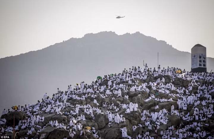 Ngoài ra, Saudi Arabia cũng sử dụng các thiết bị hiện đại như cổng điện tử, máy quét tại lối vào các khu vực tụ tập đông người. Riêng đại giáo đường, có tới gần 1.200 camera quan sát và hàng trăm binh sĩ được triển khai nhằm ứng cứu kịp thời khi sự cố xảy ra. Ảnh: EPA. 