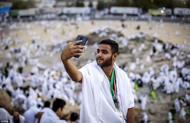 Một tín đồ Hồi giáo tranh thủ chụp ảnh selfie trên núi Arafat, gần Mecca, Saudi Arabia. Vào buổi tối, những người hành hương sẽ tới Muzdalifa – nơi họ ở lại qua đêm trước khi tham gia vào lễ ném đá xua đuổi ma quỷ. Ảnh: EPA.