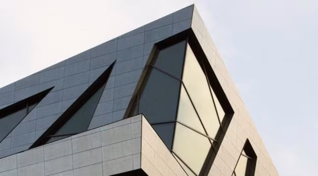 Nhưng ít ai ngờ rằng, ngoài một cấu trúc tòa nhà bền vững bên trong, nó còn được ốp bao quanh bởi một lớp áo hình học làm từ chất liệu titanium dioxide giả gạch, giúp ngăn bụi bẩn, tia tử ngoại của ánh nắng chiếu vào không gian bên trong tòa nhà.