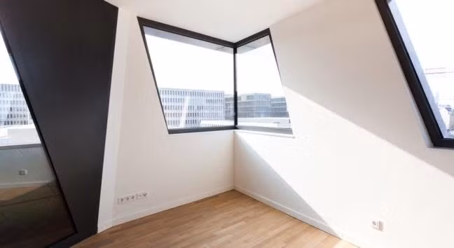 Những cửa sổ hình đa giác in bóng tạo nên điểm nhấn khác biệt cho bên trong tòa nhà. 