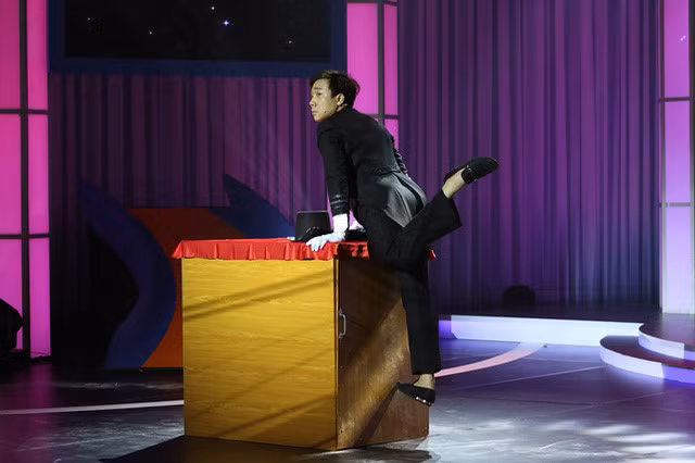 Tham gia 1 show hài, Trấn Thành đã làm khán giả cười "bể bụng" vì mải diễn động tác khó, đá chân rồi xoạc chân ngồi lên bàn mà ông xã Hari Won gặp sự cố rách quần. (GĐXH)