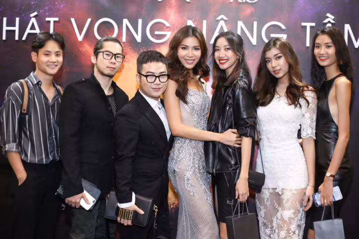 Từ một Siêu mẫu Việt Nam đến Siêu mẫu châu Á, từ một cô gái có hoàn cảnh khó khăn, phải chạy bàn để kiếm sống, Minh Tú đã nỗ lực từng ngày để chạm đến ánh hào quang của ngày hôm nay.