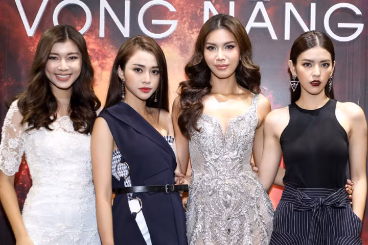 Rất nhiều người bạn thân thiết của Minh Tú đã đến tham dự buổi tiệc để chúc mừng cho thành công mới của người đẹp, như Á Quân The Face Đồng Ánh Quỳnh, Thiên Nga, Trúc Anh, người mẫu Phan Linh, Nguyễn Thanh...