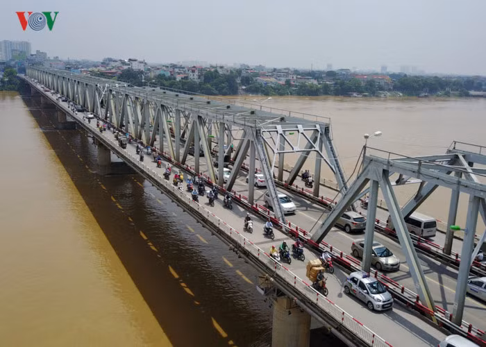 Thiết kế ban đầu của cầu ước tính đáp ứng 7.000 phương tiện mỗi ngày nhưng sau đó lượng xe tăng gấp 3-4 lần. Cuối những năm 1990, cầu Chương Dương liên tục quá tải khiến Hà Nội phải xây dựng thêm hệ thống vòng xoay ở phía Nam cầu để giải tỏa tình trạng tắc nghẽn lối lên xuống hướng đường Trần Quang Khải và Trần Nhật Duật.