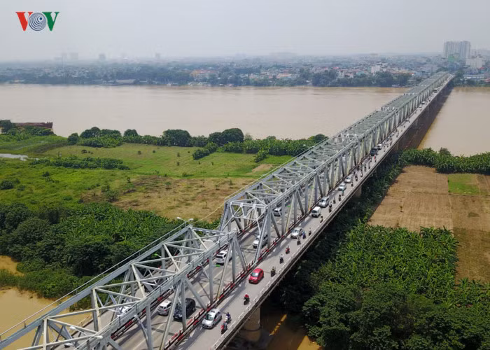 Cầu Chương Dương dài 1.230 m, gồm 21 nhịp: 11 nhịp thép; 10 nhịp bê tông trong đó 7 nhịp ở phía Hà Nội và phía Gia Lâm có 3 nhịp. Cầu chia làm bốn làn xe chạy hai chiều, ở giữa có phần cánh gà mỗi bên rộng 5 m. Phía ngoài cùng có làn đường dành cho xe máy rộng 1,5 m.