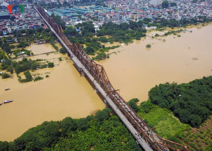 Cầu Long Biên (khởi công: 1899 - hoàn thành: 1902), nối quận Hoàn Kiếm với quận Long Biên (xem chi tiết cầu Long Biên tại đây).