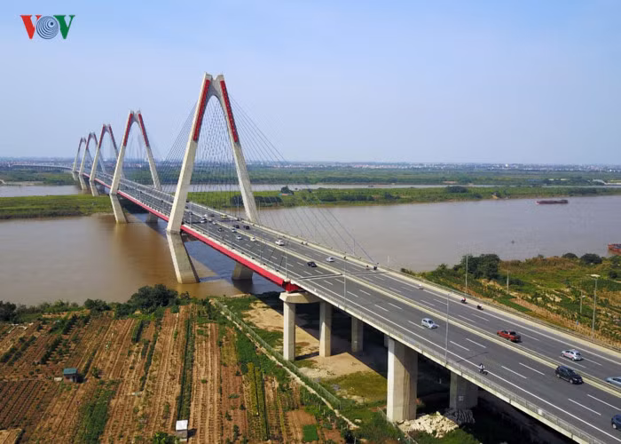 Sáu nhịp dây văng kết hợp cùng 5 trụ tháp hình thoi - tượng trưng cho 5 cửa ô. Dự án có tổng mức đầu tư hơn 13.600 tỷ đồng, gồm vốn vay từ cơ quan hợp tác quốc tế Nhật Bản - JICA và vốn đối ứng của Chính phủ Việt Nam. Mặt cầu rộng 33,2 m với 8 làn xe cho cả hai chiều, chia thành 4 làn xe cơ giới, 2 làn xe buýt, 2 dải hỗn hợp, phân cách giữa, đường dành cho người đi bộ.