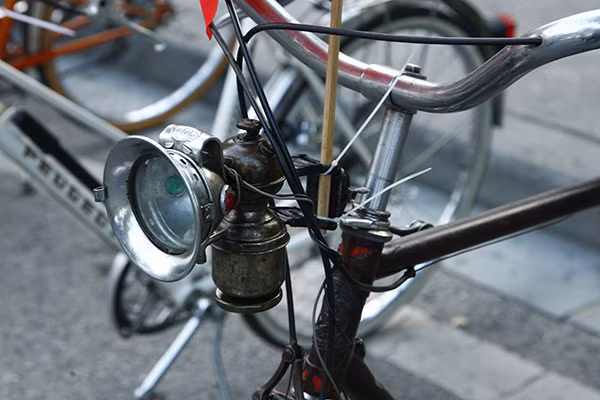Hệ thống đèn chiếu sáng của chiếc xe đạp 100 tuổi này hoạt đồng bằng đất đèn.