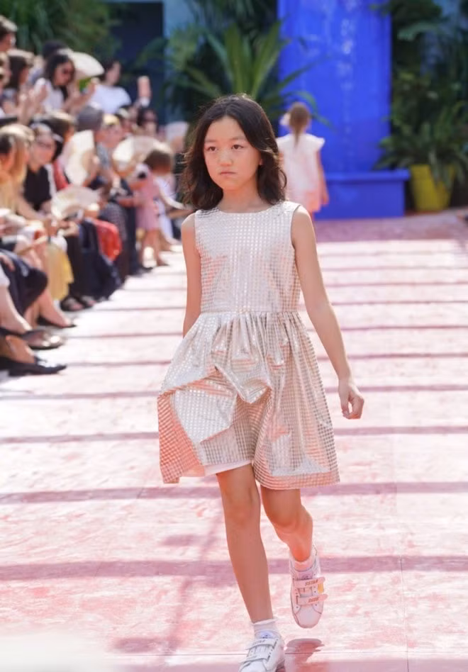 Vừa mới đây, Lý Yên có cơ hội trở thành người mẫu nhí cho một chương trình thời trang dành cho thiếu nhi tại Pháp. Vẻ tự tin của cô bé đã chứng minh câu nói “hổ phụ sinh hổ tử”. Hỏi về việc đi theo con đường ca hát và diễn xuất của bố mẹ, Lý Yên trả lời: “Ca hát hay diễn xuất, cháu đều không biết. Cháu chỉ có thể diễn thời trang”. 