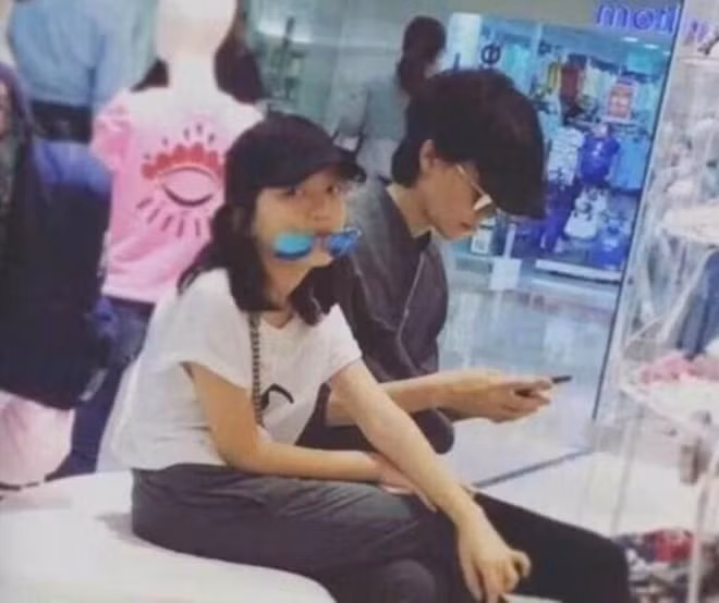 Thay vì bỏ thai vào lúc đó, Vương Phi vẫn kiên quyết sinh con và vấp phải nhiều ý kiến chỉ trích từ công chúng khi cho rằng cô quá ích kỷ và không nghĩ cho con. 