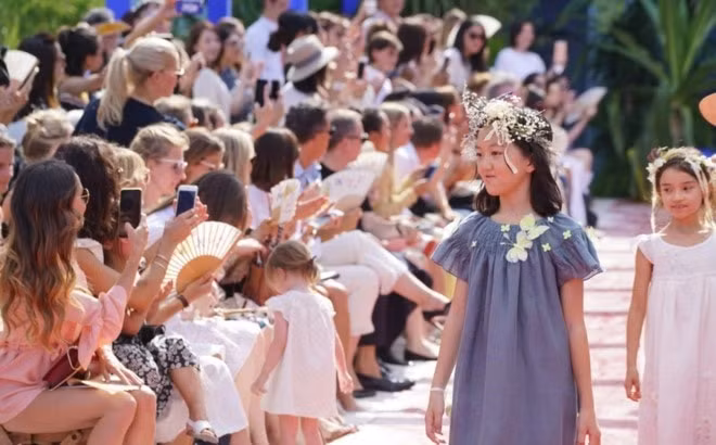 Hiện tại, Lý Yên sống với bố. Lý Á Bằng cũng hy sinh con đường nghệ thuật của mình, chuyển sang kinh doanh để có nhiều thời gian ở bên cạnh con gái hơn. Anh tâm sự, cũng có khá nhiều người mai mối cho anh kể từ sau khi cuộc li hôn với Vương Phi. Nhưng anh hiện tại chỉ muốn toàn tâm chăm lo cho con gái. 