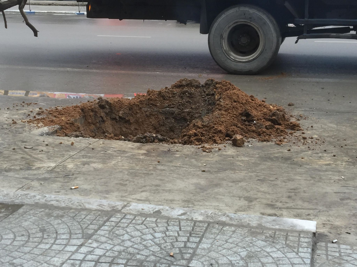 Để lại những chiếc hố vương vãi đất.