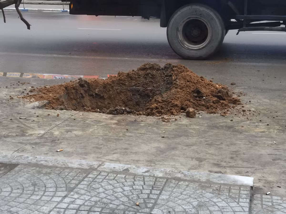 Để lại những chiếc hố vương vãi đất.