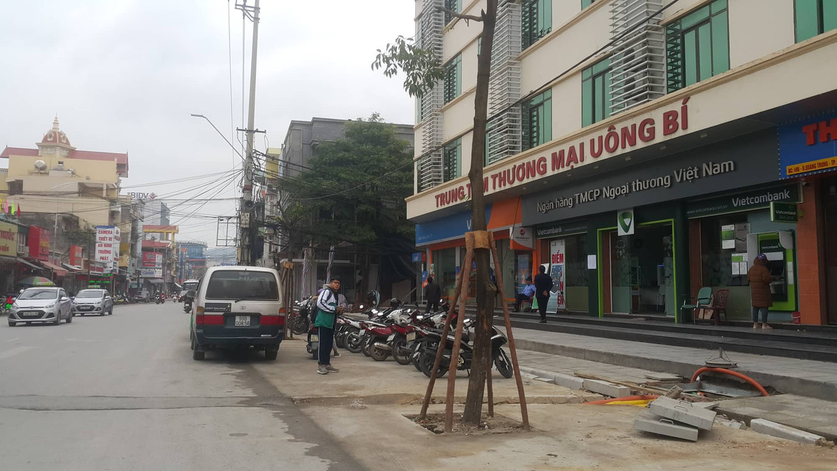 Công trình chỉnh trang tuyến phố Quang Trung (TP Uông Bí) bao gồm nhiều hạng mục: xây mới và hạ ngầm 2 đường dây trung áp 22Kv; xây dựng mới tuyến chiếu sáng; mở rộng mặt đường hiện trạng để tạo các không gian dừng, đỗ xe; bó vỉa, lát gạch vỉa hè; thay thế hệ thống thoát nước.