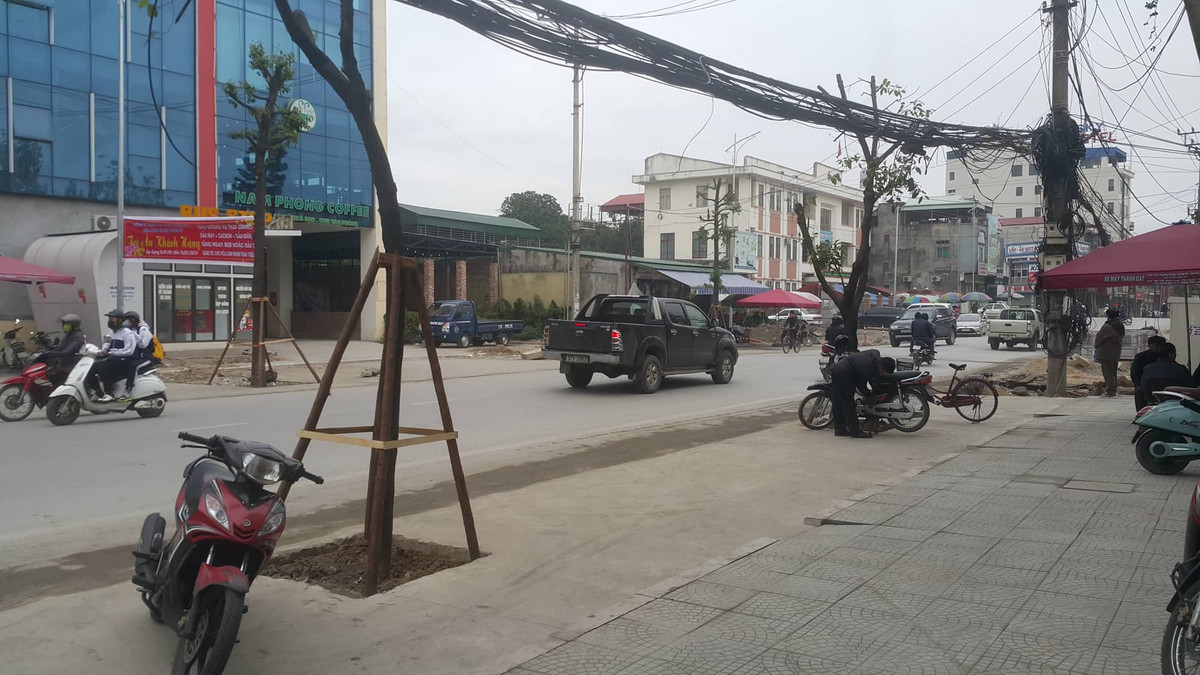  Quá trình thi công gần hoạt tất, vỉa hè được làm khang trang, hàng cây xanh trên vỉa hè cũng đã được thay thế.