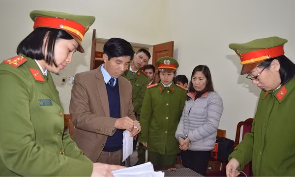 Ha Giang: Bat them hai doi tuong vu chiem doat tien nong dan