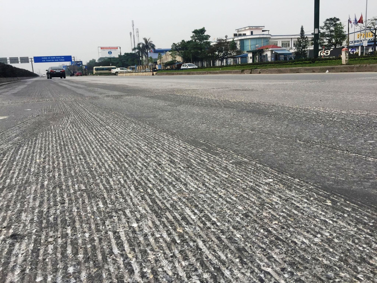 Tuy nhiên, sau khi cào mặt đường Quốc lộ 5 như những "rãnh bừa".