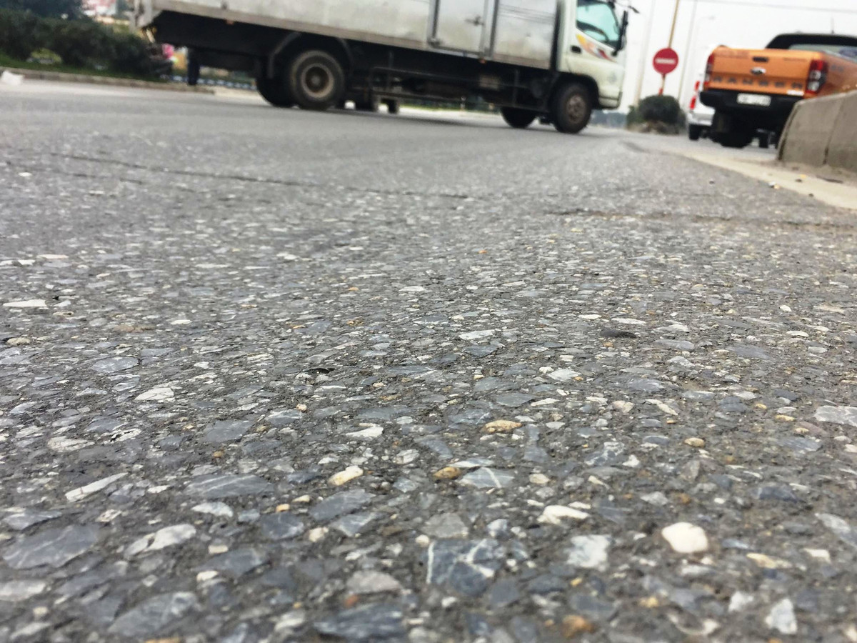 Không ai tin đây là mặt đường quốc lộ có trạm thu phí.