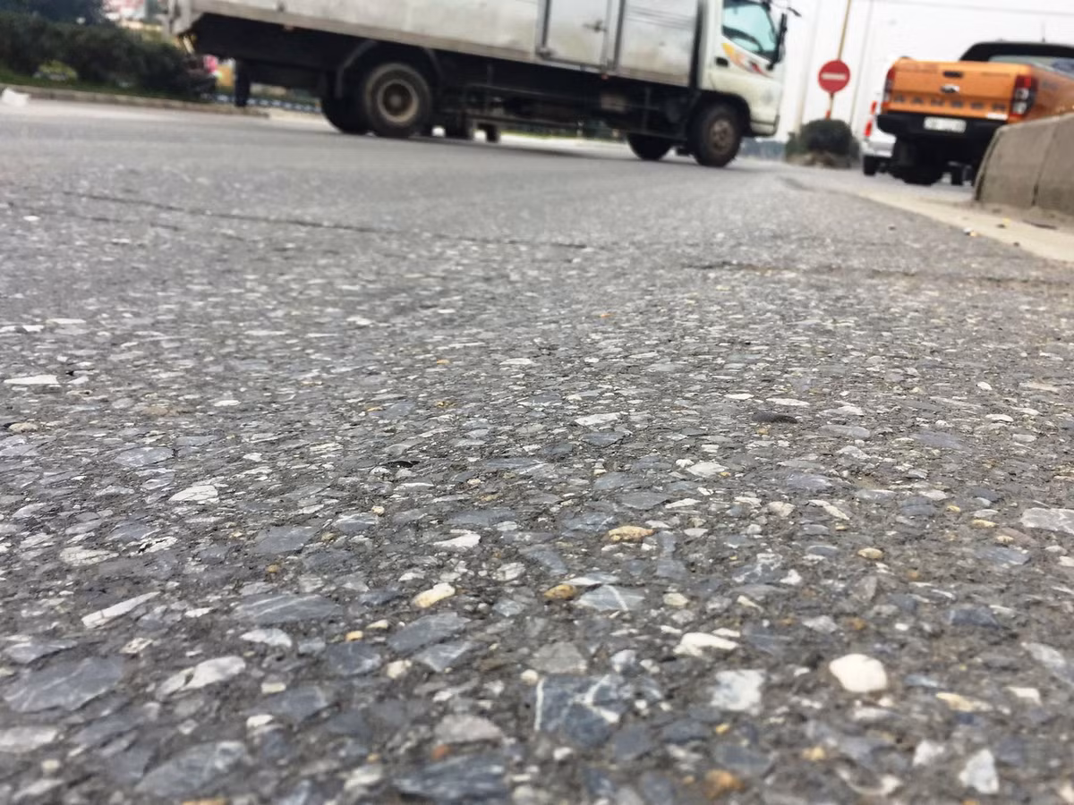 Không ai tin đây là mặt đường quốc lộ có trạm thu phí.