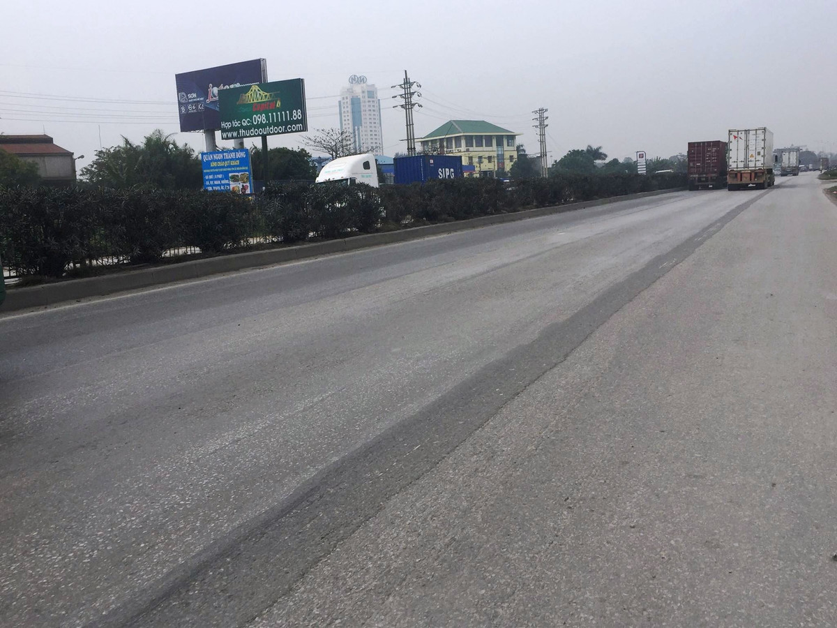 Đường không có vạch phân làn đường nên 3 làn như một.