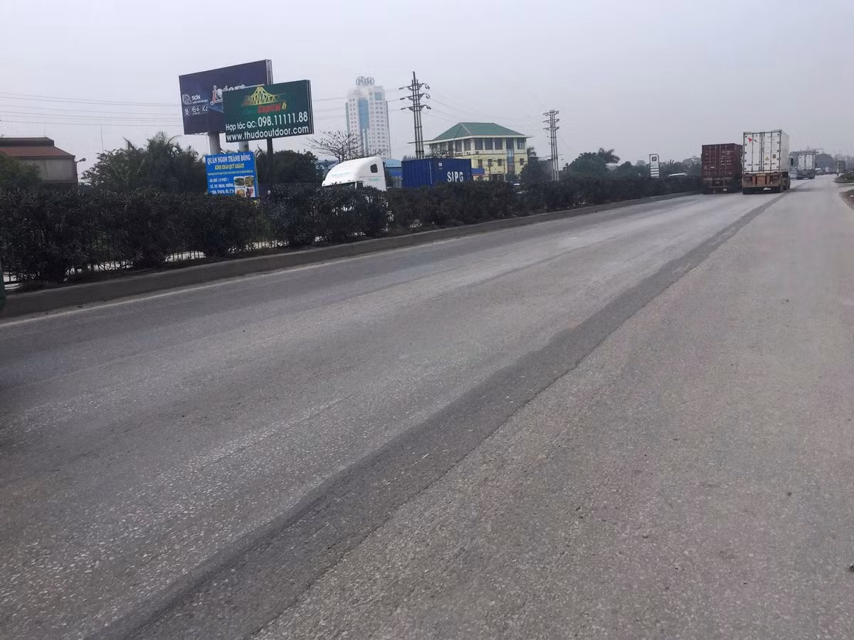 Đường không có vạch phân làn đường nên 3 làn như một.