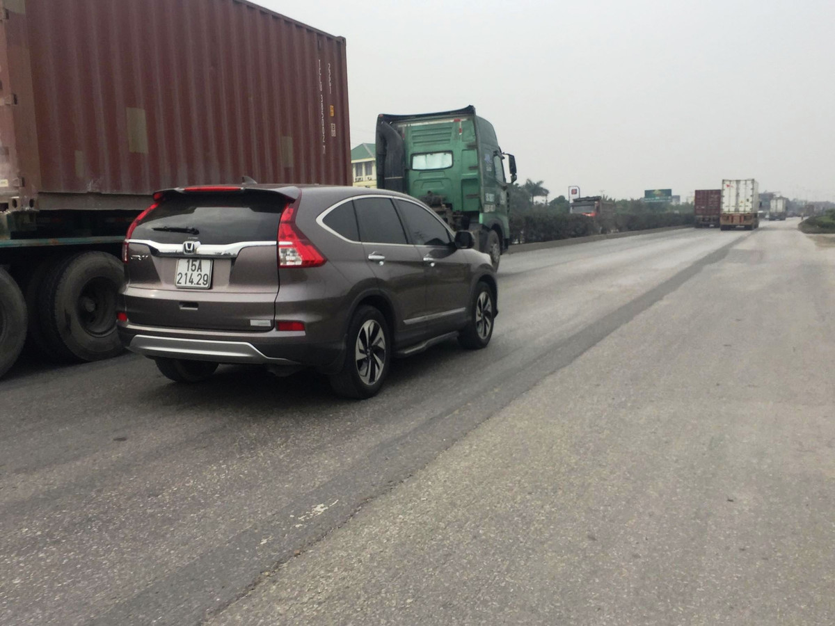 Thậm chí vết gồ sống trâu lại thành vạch phân làn đường như thế này.