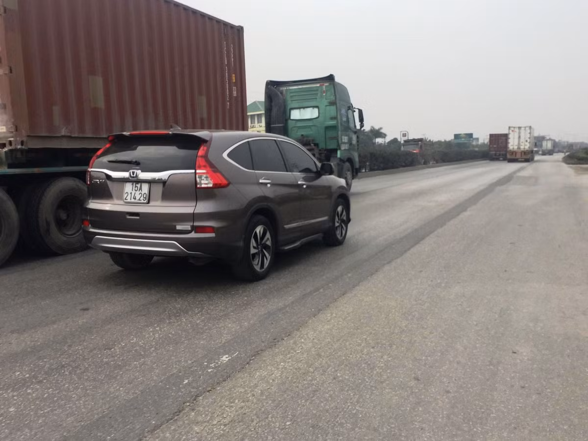 Thậm chí vết gồ sống trâu lại thành vạch phân làn đường như thế này.