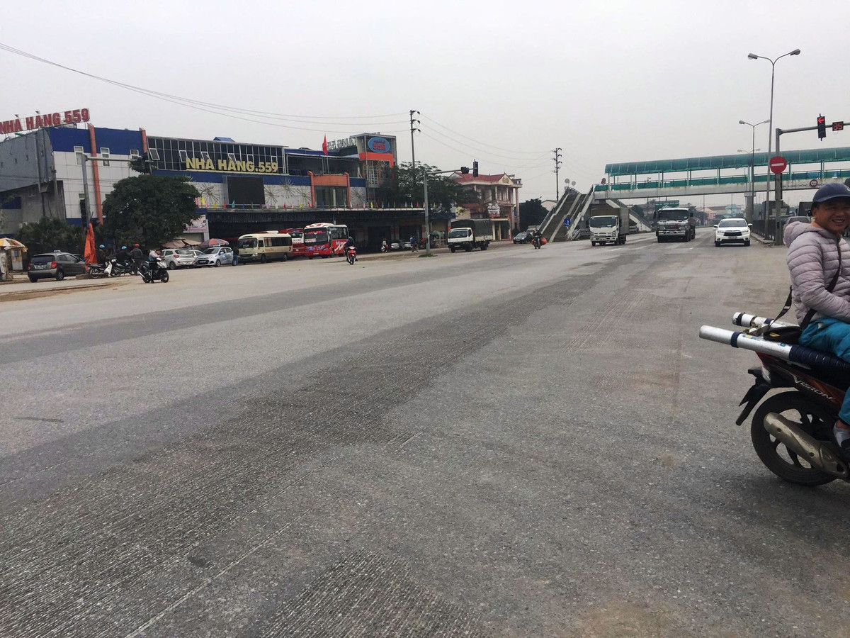 Chất lượng mặt đường thấp tiềm ẩn nguy cơ TNGT rất lớn.